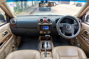 렌터카 Isuzu MU7 - photo 3